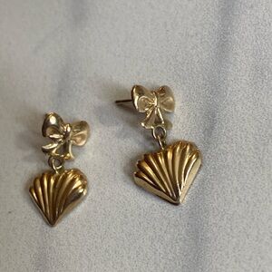 Unmarked gold stud earrings bow & shell‎